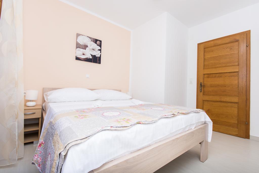 Apartments Bisera Trogir Bagian luar foto