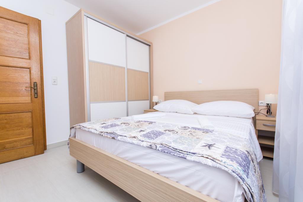 Apartments Bisera Trogir Bagian luar foto