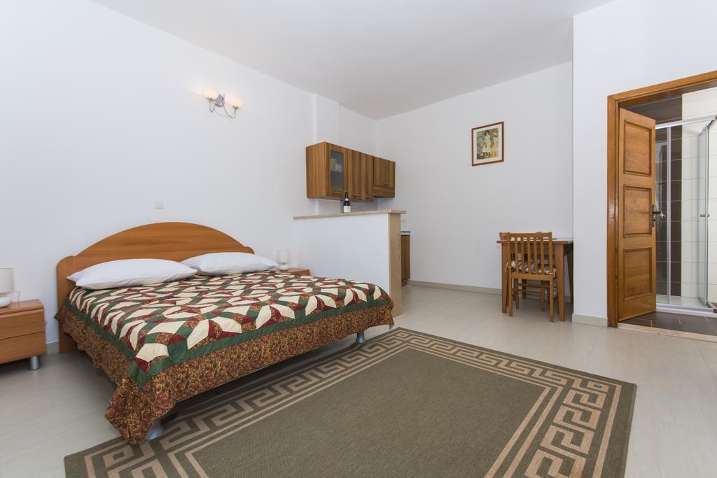 Apartments Bisera Trogir Bagian luar foto